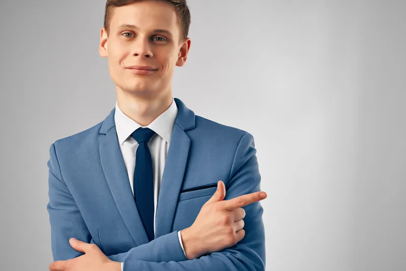 Жизнерадостный бизнесмен в костюме, офисный менеджер, профессионал
