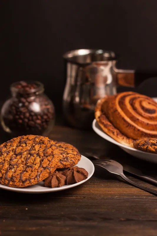 Печенье на тарелке, сладости, десерт, завтрак на деревянном столе
