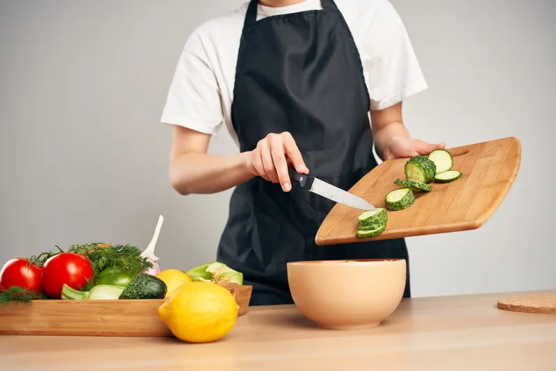 Нарезка продуктов для салата, ингредиенты из свежих овощей, приготовление пищи