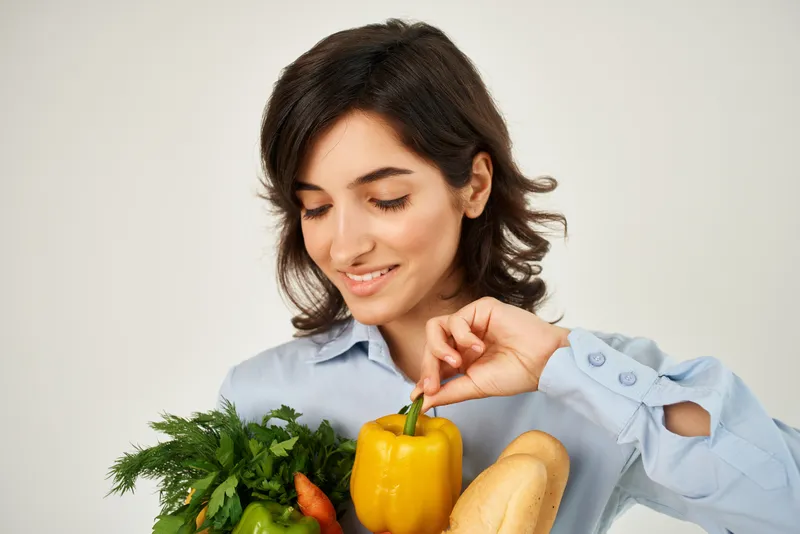 Весёлая женщина с пакетом продуктов из супермаркета, здоровое питание, овощи
