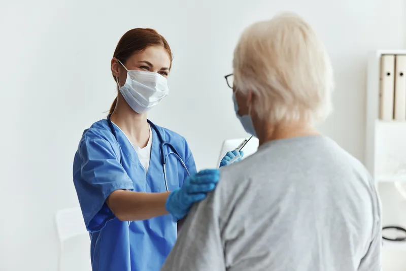 Пациент и врач обсуждают лечение