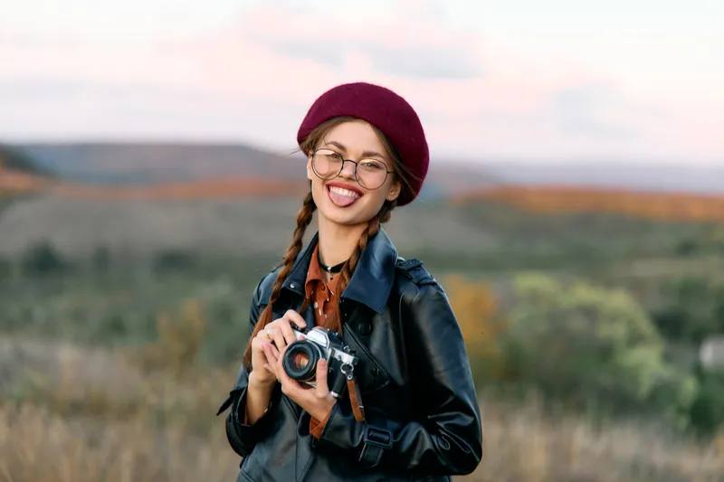 Женщина с радостью фотографирует потрясающий пейзаж вокруг себя, наслаждаясь красотой природы на свежем воздухе
