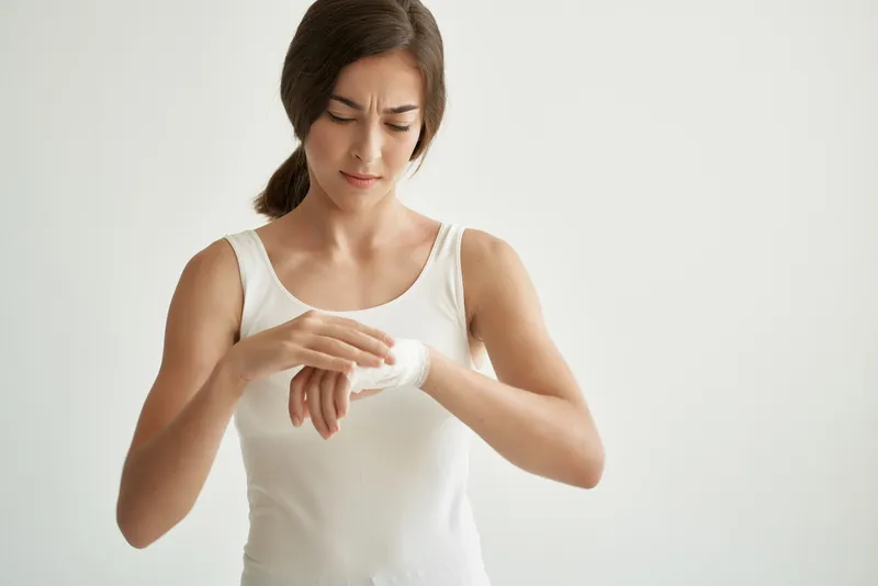 Женщина с травмированной рукой