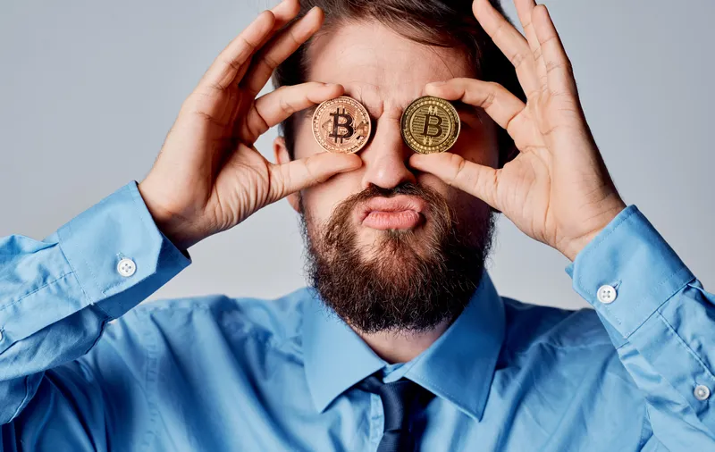 Бизнесмен, криптовалюта Bitcoin рядом с лицом, эмоции, финансы, технологии