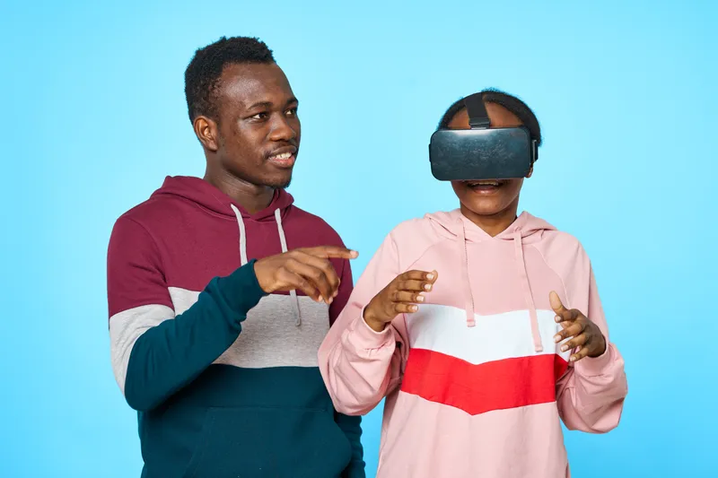 Женщина африканской внешности в 3D-очках виртуальной реальности и молодой парень