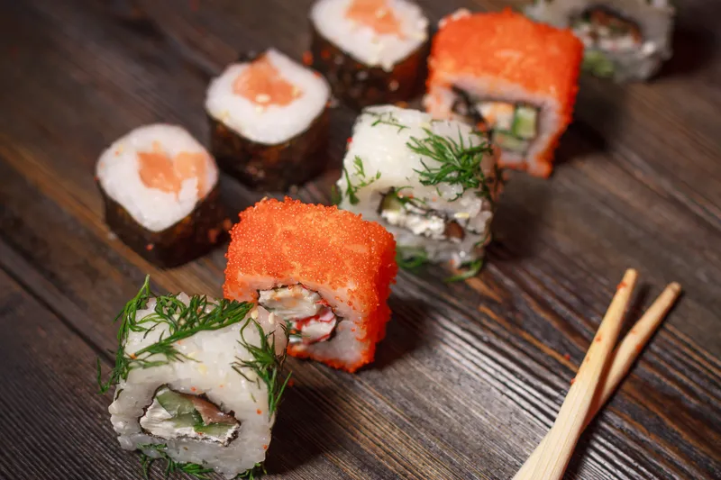 Суши, палочки, красный имбирь, азиатская кухня, обед
