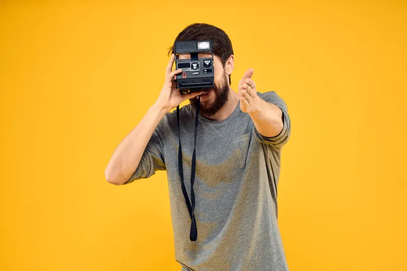 Мужчина-фотограф с профессиональным фотоаппаратом