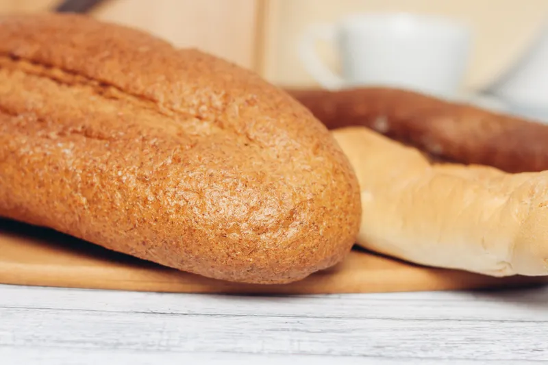 Батон в хлебнице, свежая выпечка, продуктовый паёк, кухня, свежесть