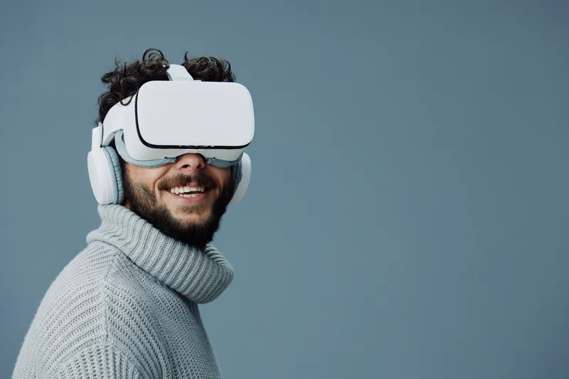 Технологичный мужчина в игровых носимых цифровых VR-очках, современных очках виртуальной реальности, погружающийся в симуляцию