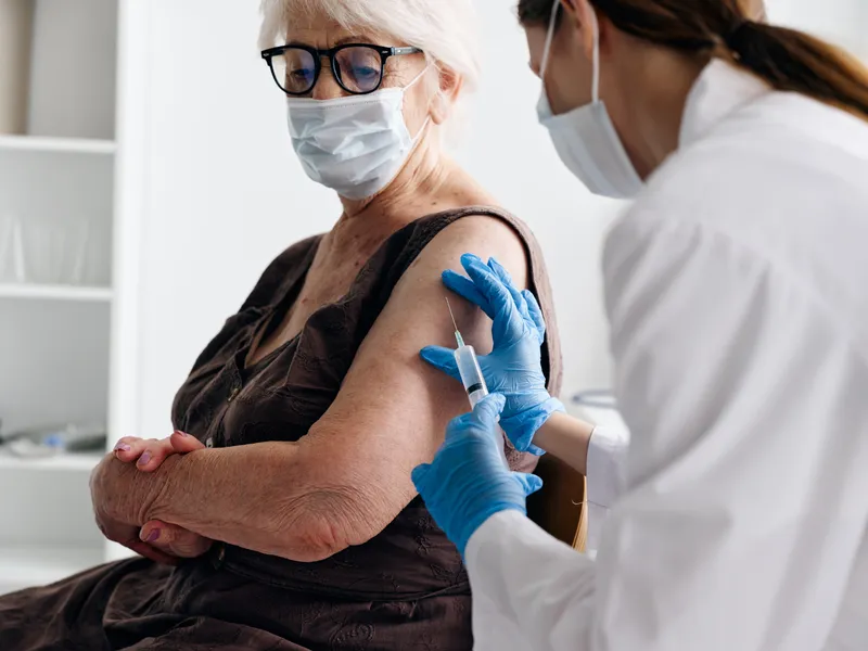 Врач и пациент вакцинация covid-19 паспорт безопасности