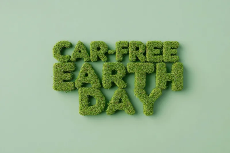 Текст, покрытый мхом, гласит «Car Free Earth Day» на светло-зеленом фоне, что подчеркивает важность экологической устойчивости и экологичного образа жизни
