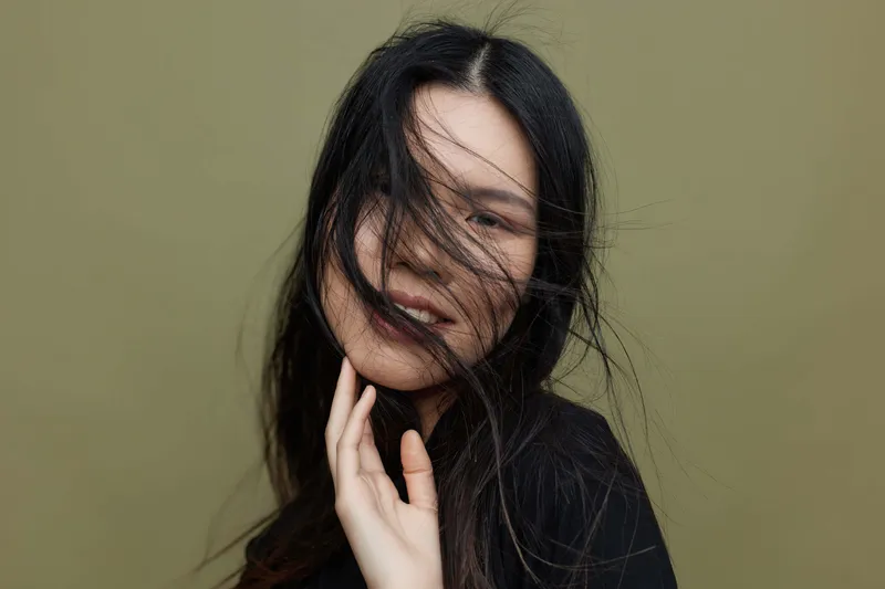 Кореянка с длинными гламурными волосами, азиатская милая модель, красивая парикмахерская, чёрная элегантность, макияж, японское лицо, косметика, портрет, привлекательная девушка, женственность…