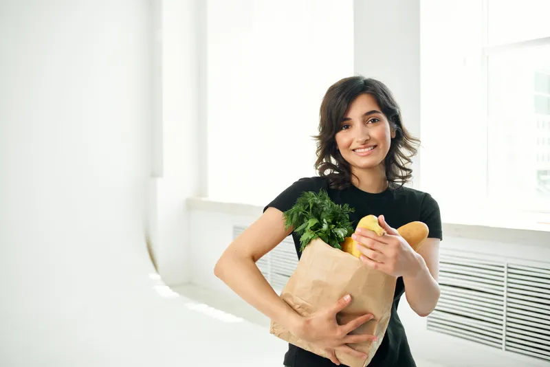 Женщина с пакетом продуктов, доставка, приготовление еды