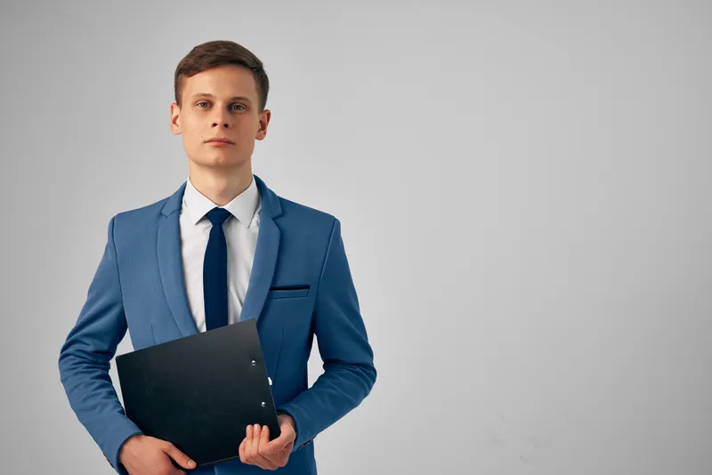 Мужчина с документами в руках, официальный менеджер, бизнесмен, работа