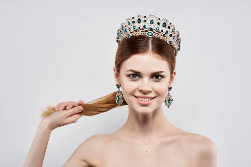 Красивая женщина с роскошными обнаженными плечами, косметика, мода на светлом фоне