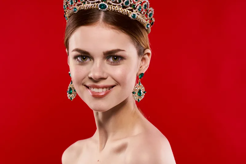 Красивая женщина с роскошными обнаженными плечами, косметика, мода, веселье