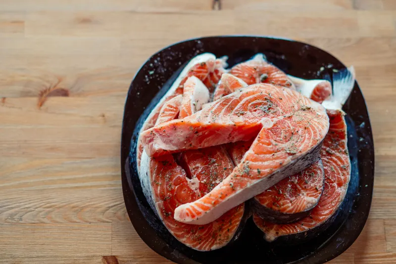 Красная маринованная рыба на тарелке, еда, морепродукты, деликатес