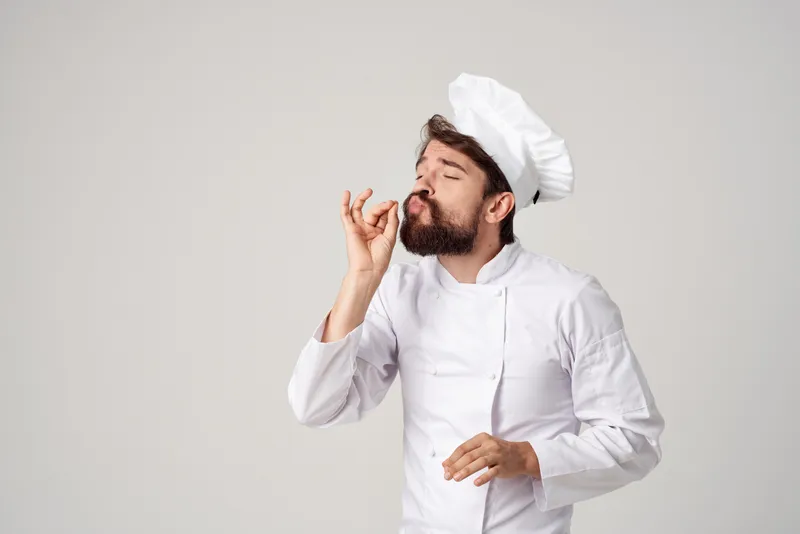 Шеф-повар занимается кулинарией на изолированном фоне