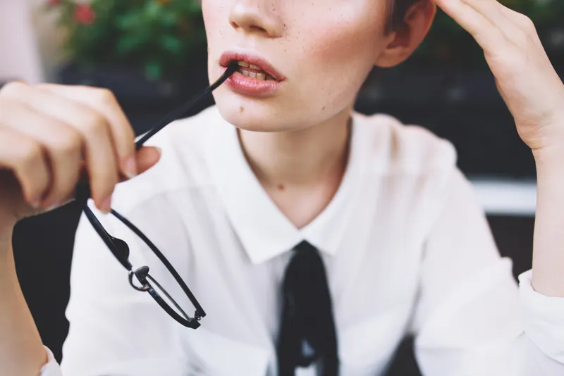 Девушка в очках на улице во время отпуска в городе, летнее образование