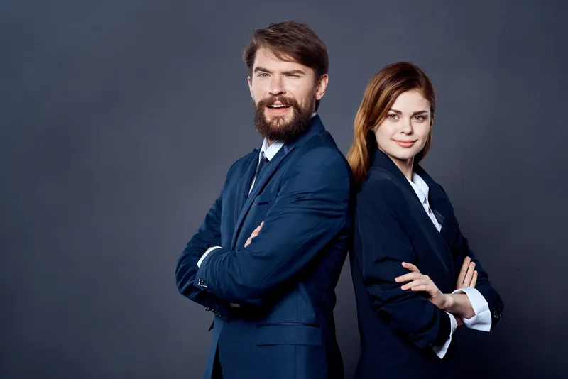 Деловая коммуникация мужчины и женщины в офисе, передающая эмоции команды