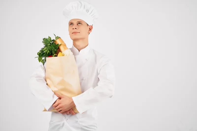 Шеф-повар готовит здоровую пищу, используя упаковку с продуктами