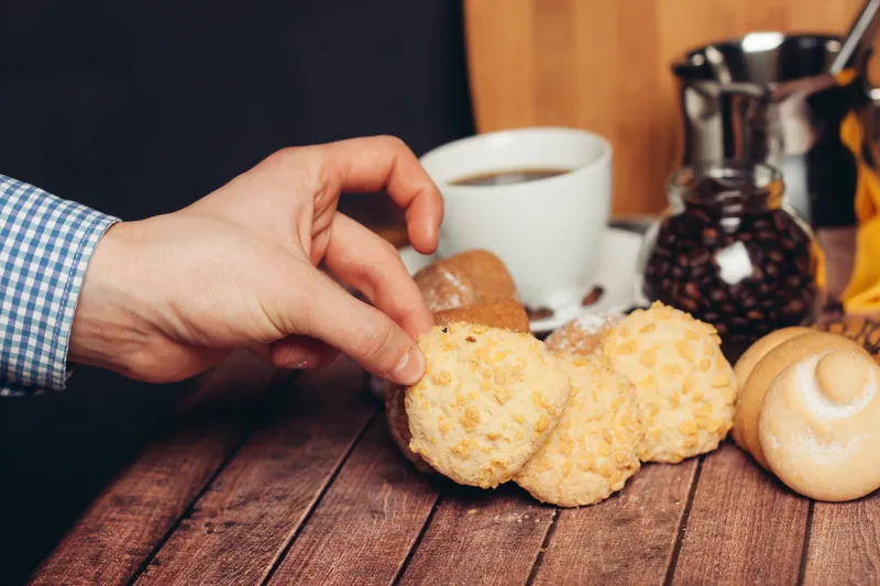 Хрустящее печенье и чашка кофе на завтрак