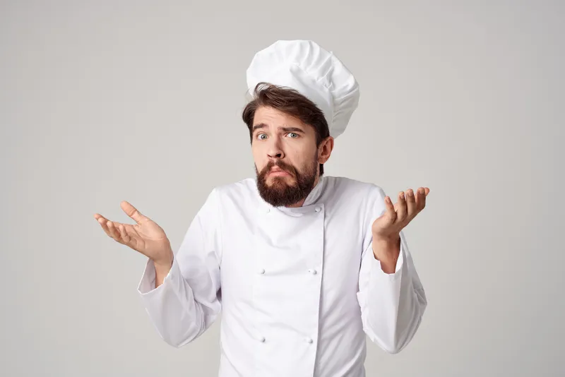 Мужчина в рабочей форме, профессия, кухонные принадлежности, светлый фон