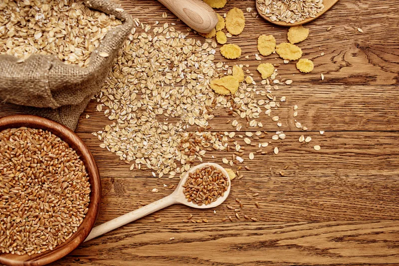 Зерновые, приготовление пищи, органический продукт, еда на деревянном фоне