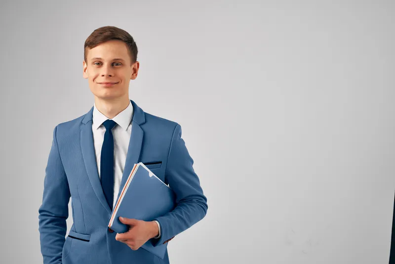 Менеджер в костюме с документами, работа в офисе, профессионал