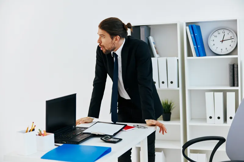 Мужчина в костюме, официальные документы, работа в офисе, руководитель