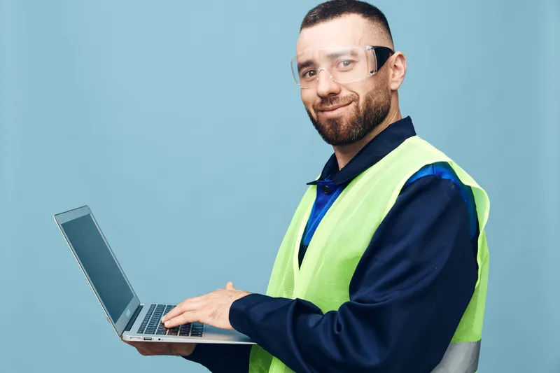Счастливый мужчина улыбается, работает, работа, интернет, современные технологии, взрослый, на белом фоне, компьютер, бизнесмен, профессионал, молодой, ноутбук, бизнес, мужчина, парень, персона