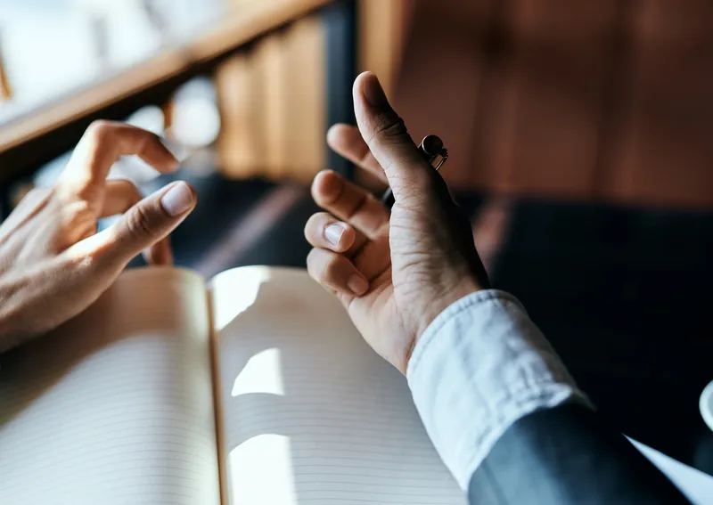Бизнесвумен в кафе с книгой на столе, документами и чашкой кофе, работа, образ жизни