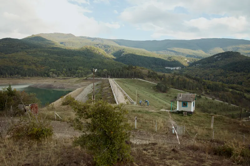 «Спокойные воды» — мирный оазис посреди пышного зелёного поля, огороженный деревенским забором