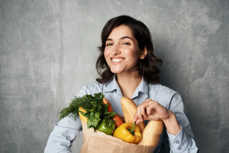 Симпатичная женщина с пакетом продуктов, овощей, доставка, покупки