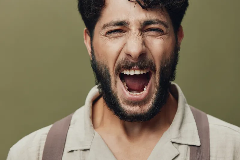 Мужчина в повседневной одежде в студии