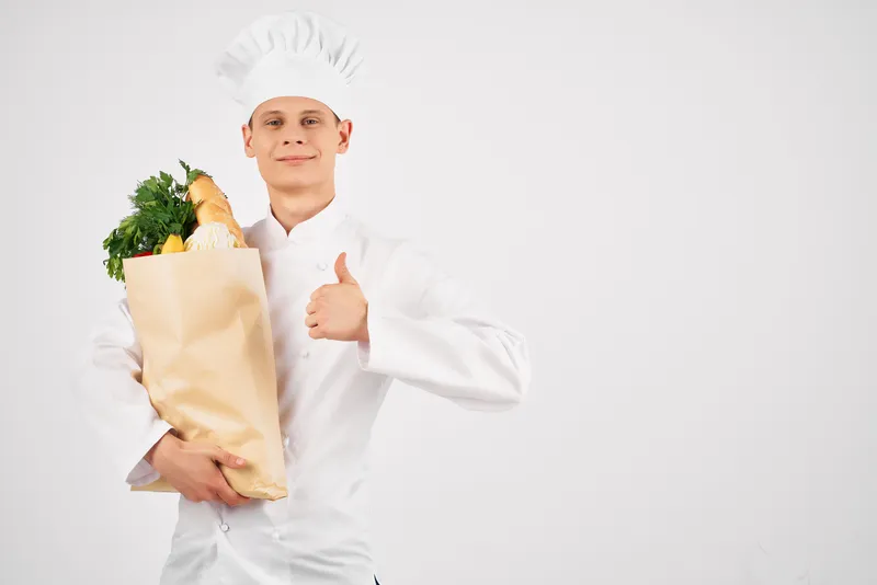 Мужчина в униформе повара с упаковкой продуктов, ресторанный кухонный сервис