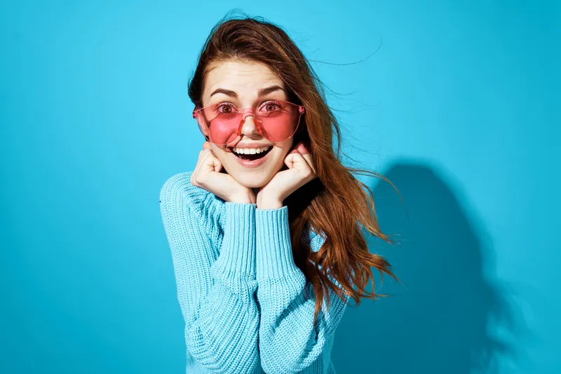 Портрет женщины, модно позирующей на изолированном фоне