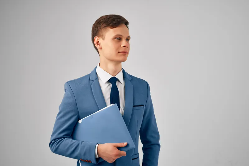 Менеджер в деловом костюме уверенно работает с документами в офисе