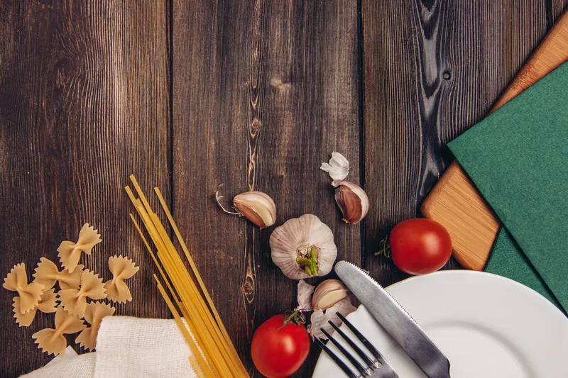 Ингредиенты итальянской кухни для приготовления блюда: помидоры черри, чеснок, паста