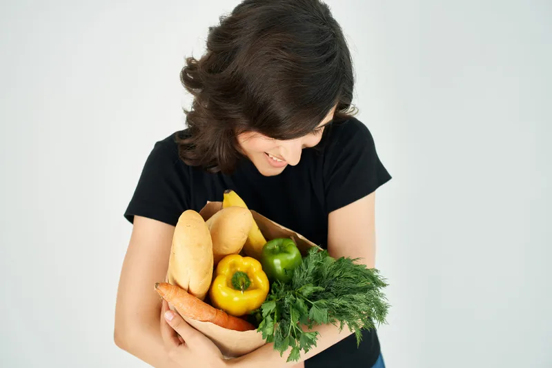Брюнетка с пакетом продуктов