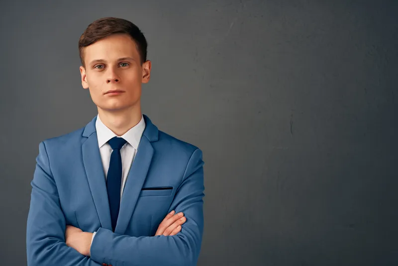 Менеджер в костюме, профессиональная работа, уверенность в себе, студия