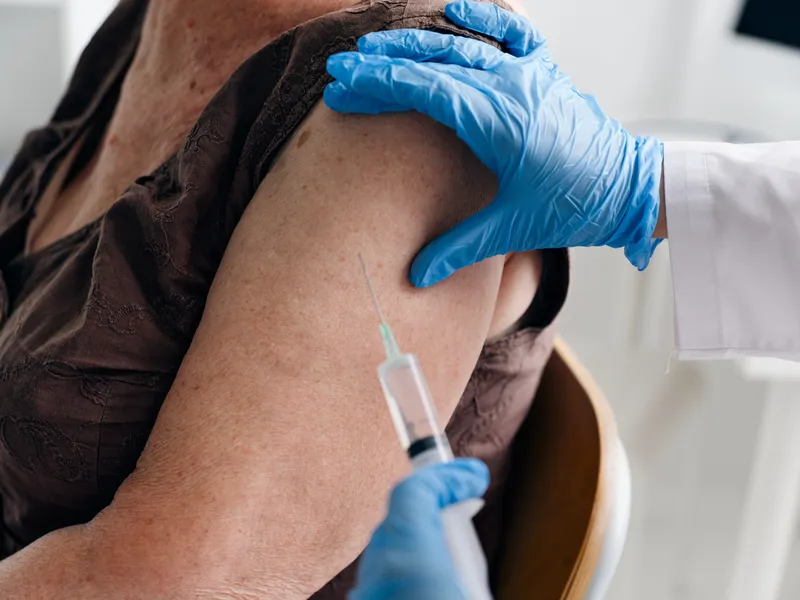 Укол в плечо для вакцинации в больнице, паспорт вакцинации от COVID-19, иммунизация, безопасность