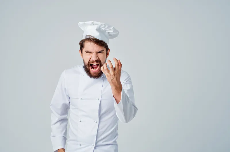 Повар-мужчина работает в кулинарной индустрии на светлом фоне