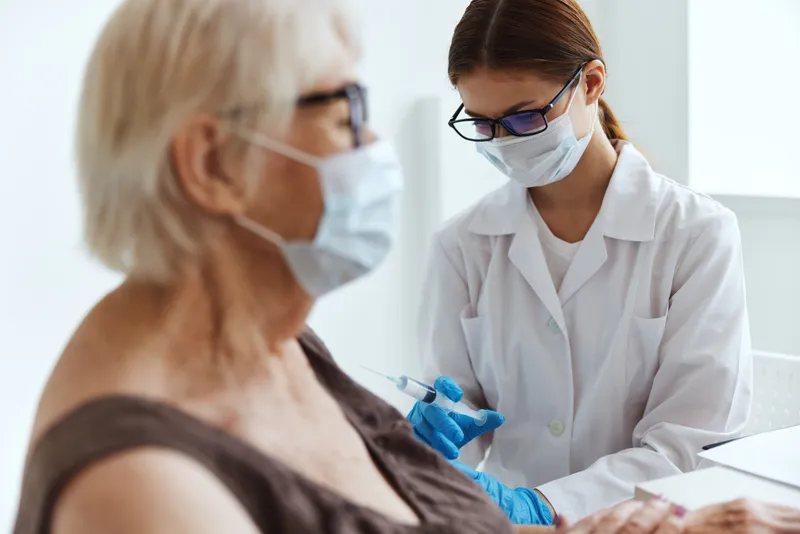 Пациент и врач, шприц для инъекции, вакцинационный паспорт