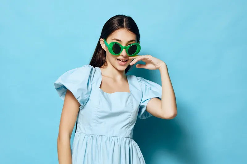 Стиль, женщина, vogue, теплые волосы, позитивная, элегантная, голубая, мода, лето, студия, красочная, модная, девушка, pretty, модель, красивая, молодая, платье, расслабляется