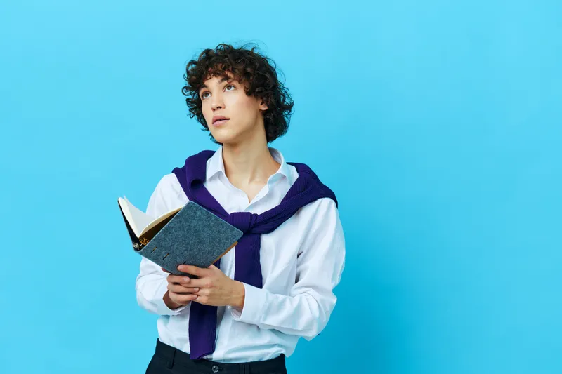 Студент с книгой, колледж, обучение, куртка, образ жизни, школа