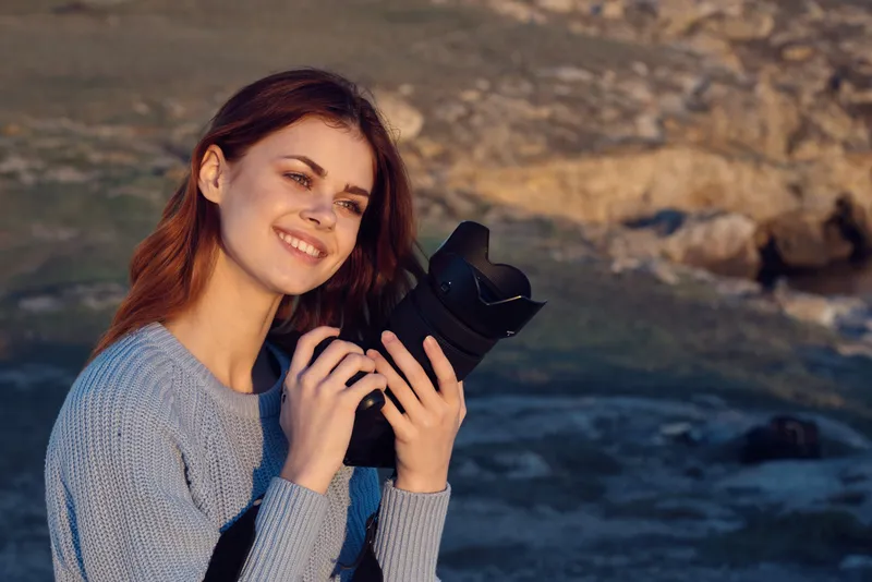Жизнерадостная женщина-фотограф на открытом воздухе, скалистые горы, природа, хобби