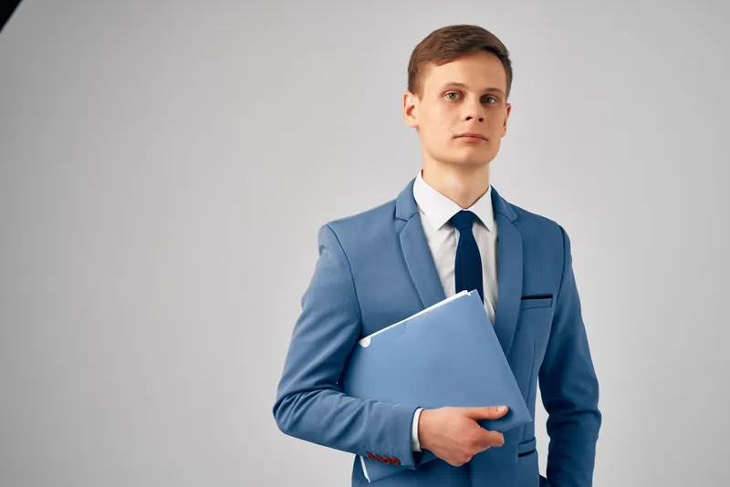 Мужчина в костюме с документами, работа менеджера, стиль жизни
