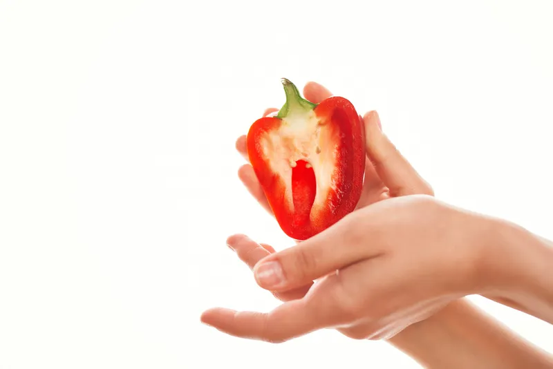Свежие красные перцы и овощи на кухне, органическая еда