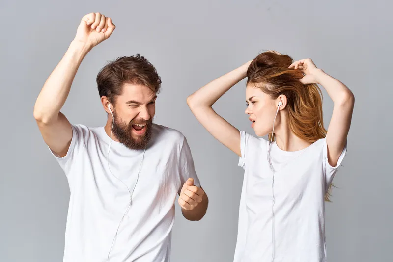 Молодая пара в белых футболках, дружба, веселье, современный стиль